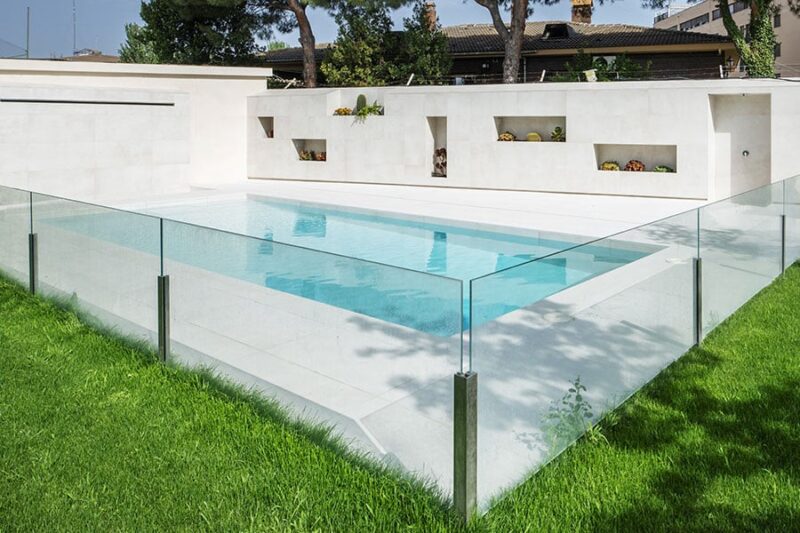 Piscina contenedor enterrada de 6 metros con barandilla de seguridad de vidrio