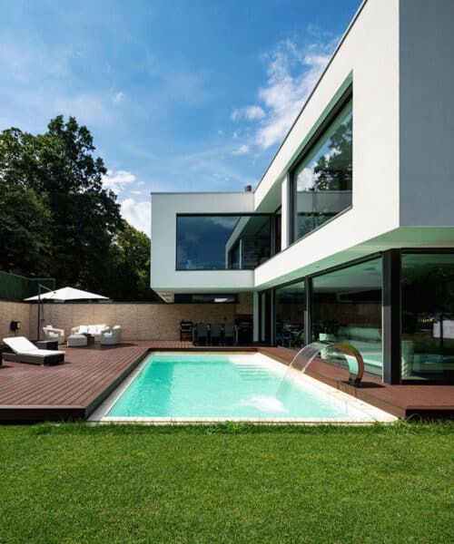 Villa con una piscina en contenedor de 10 m²